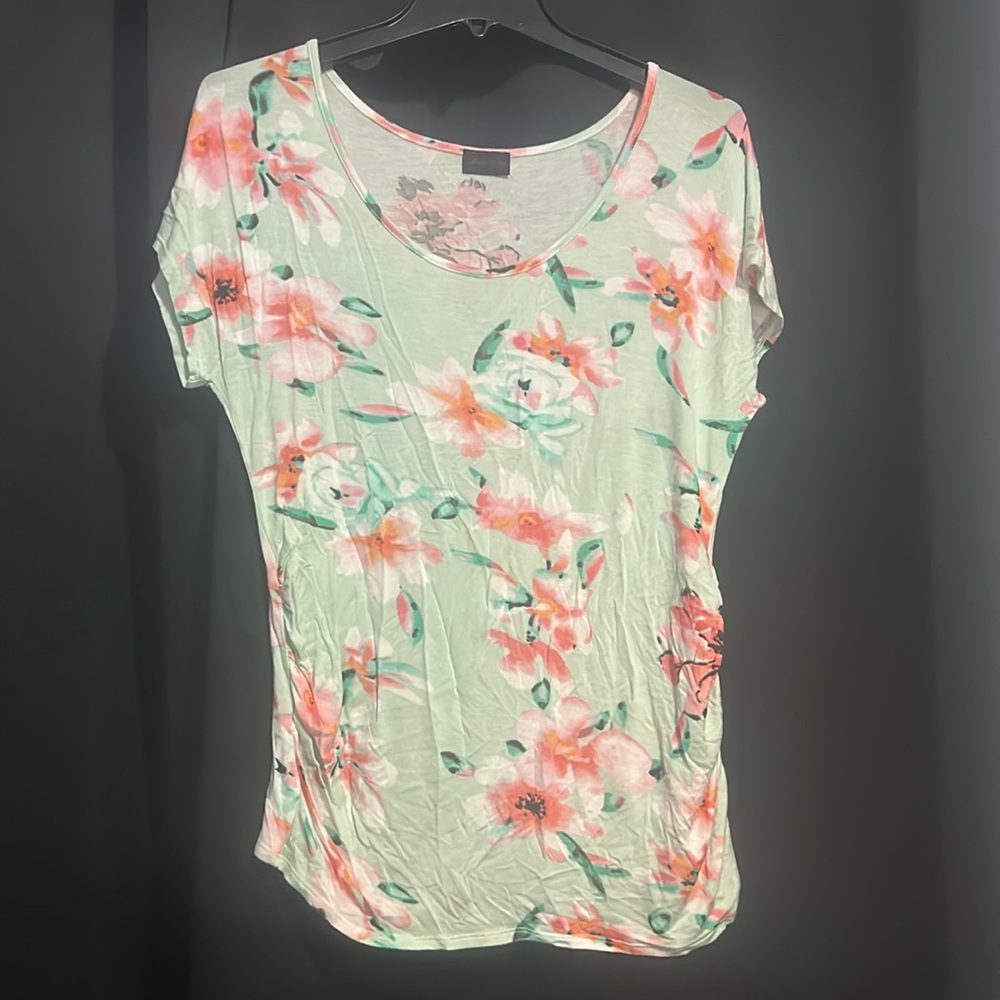 Women’s short sleeve top size small